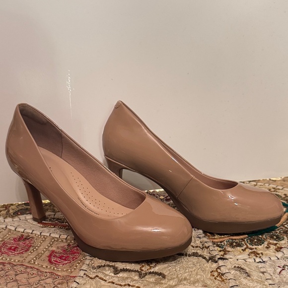 Clarks Ambyr 2 Classic Tan Patent Heels - Picture 1 of 10